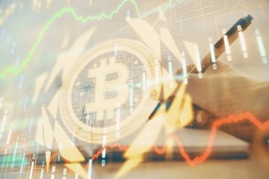 Kripto para birimi hologramı, notlar alan ellerin üzerinde arka plan. Blockchain kavramı. Çoklu pozlama