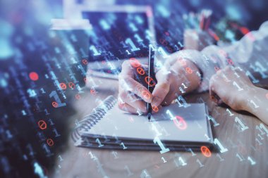 Veri çözeltisi hologramı ile arka plan üzerine yazılan ellere çoklu maruz kalma. Teknoloji konsepti.