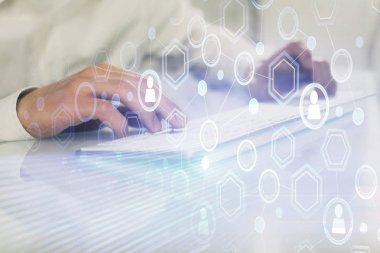 Sosyal ağ temalı hologramda iş adamı arka planda bilgisayar üzerinde çalışıyor. Çoklu pozlama.