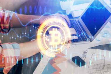 Şifreli para birimi temalı hologram ve iş adamı arka planda bilgisayar üzerinde çalışıyor. Engelleme zinciri kavramı. Çoklu pozlama.