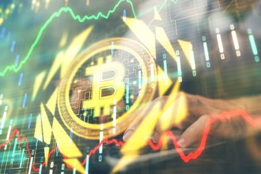 Kripto para tema hologramı arka planda bilgisayar üzerinde çalışan işadamı ile. Blockchain kavramı. Çift pozlama.