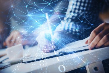 Teknoloji simgeleri ile adamın elleri arka plan yazma.