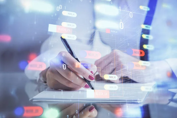 Mehrfachbelichtung der Schreibhand der Frau auf Hintergrund mit Datentechnologie hud. Big Data-Konzept. — Stockfoto