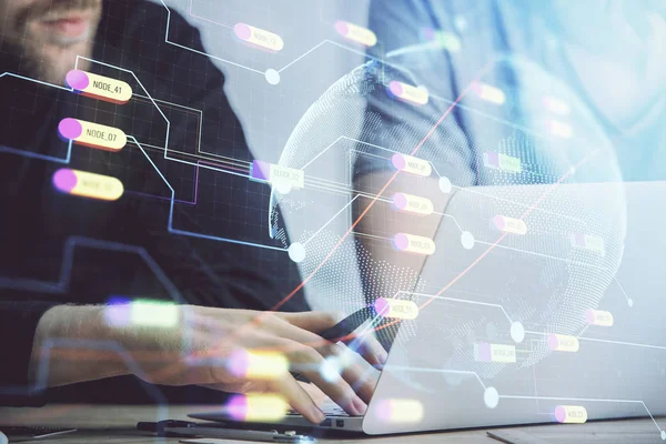 Arka planda bilgisayarla çalışan bir adamla dünya haritası hologramına çift pozlama. Dünya çapında ağ kavramı.