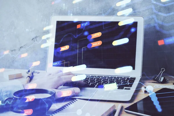 Double exposition de données hologramme thème internet avec l'homme travaillant sur ordinateur sur fond. Concept d'innovation. — Photo