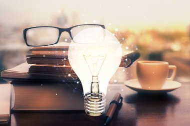 Masa arkasında gözlük olan ampul çizimi. Fikir konsepti. Çift pozlama.