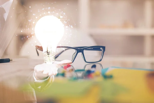 Glödlampa ritning med glasögon på bordet bakgrund. Idékoncept. Dubbel exponering. — Stockfoto