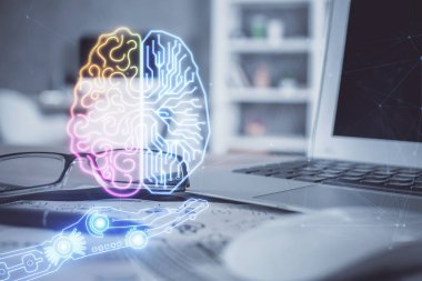 Masa arkasında gözlük olan beyin çizimleri. Çift pozlama.