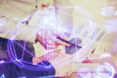 Adamın elleri notlar arka plan ile çalışıyor. Sanal mnitor ile modern bilgisayar kayıt diyagramı.