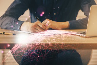 Adamın elleri notlar arka plan ile çalışıyor. Sosyal ağ düzeni . Karışık ortam