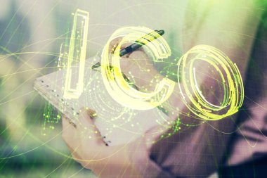 Kripto para hologramı kadının ellerinin üzerinde arka plan yazıyor. Blockchain kavramı. Çift pozlama