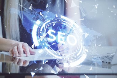 SEO simgesiyle notlar alan bir kadının ellerine iki kez maruz kalmak. Arama motoru optimizasyonu kavramı