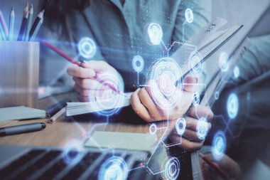 Veri teknolojisi hologramıyla arka planda el yazısının iki katına çıkarılması. Büyük veri kavramı.