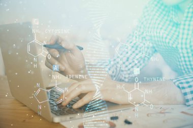 DNA hologramı ve iş adamı arka planda bilgisayar üzerinde çalışıyor. Biyomühendislik kavramı. Çift pozlama.