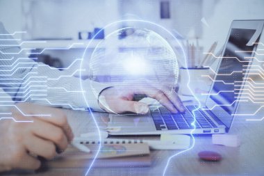 Adam klavyede beyin hologramıyla yazı yazıyor. Büyük Data kavramı. Çift pozlama.