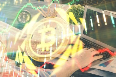 Şifreli para birimi temalı hologram ve iş adamı arka planda bilgisayar üzerinde çalışıyor. Engelleme zinciri kavramı. Çoklu pozlama.