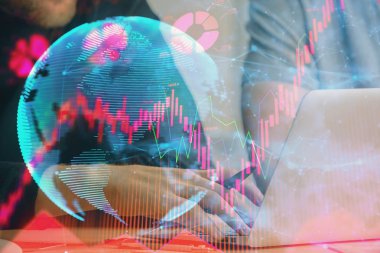 Arka planda dizüstü bilgisayar üzerinde çalışan işadamı çift pozlama. Önde uluslararası iş hologramı. Başarı kavramı.