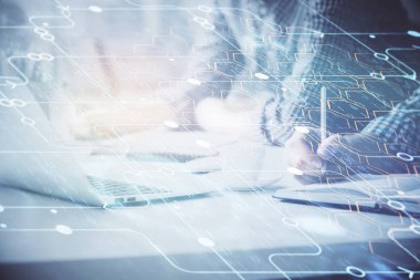 Teknoloji temalı hologramı olan bilgisayar geçmişi olan bir iş adamı. Yüksek teknoloji kavramı. Çoklu pozlama.