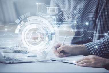Teknoloji temalı hologramı olan bilgisayar geçmişi olan bir iş adamı. Yüksek teknoloji kavramı. Çoklu pozlama.