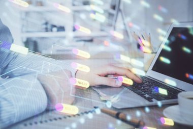 Teknoloji temalı dizüstü bilgisayarla çalışan bir iş adamı. Büyük veri kavramı. Çift pozlama.