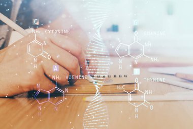 Adamın elleri notları arka planda çalışıyor. Genetik Mühendisliği ve gen manipülasyon konsepti.