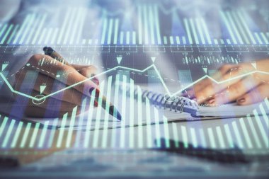 Veri teknolojisi hologramıyla arka planda kadının yazı eline birden fazla kez maruz kalmış. Yenilik kavramı.