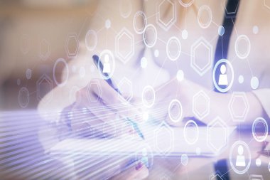 Sosyal ağ temalı hologram ellerin not almasından üstündür. Küresel uluslararası insan kavramı bağlanıyor. Çift pozlama