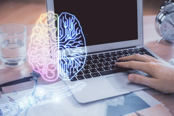Mann tippt auf Tastatur-Hintergrund mit Gehirn-Hologramm. Konzept von Big Data. — Stockfoto