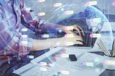 Bilgisayar geçmişi üzerinde çalışan bir adamla teknolojinin hologramına çifte maruz kalma. Büyük veri kavramı.