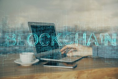 Kripto para tema hologramı arka planda bilgisayar üzerinde çalışan işadamı ile. Blockchain kavramı. Çift pozlama.