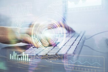 Veri temalı hologramın arka planda bilgisayarla çalışan bir adam tarafından çifte maruz bırakılması. Yenilik kavramı.