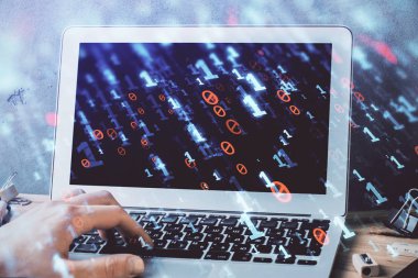 Veri temalı hologramın arka planda bilgisayarla çalışan bir adam tarafından çifte maruz bırakılması. Yenilik kavramı.