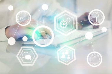 Sosyal ağ temalı hologramda iş adamı arka planda bilgisayar üzerinde çalışıyor. Çoklu pozlama.