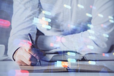 Teknoloji simgeleriyle beyaz gömlekli adam.