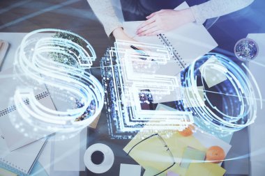 SEO simgesiyle notlar alan çok sayıda kadının ellerine maruz kalmış. Arama motoru optimizasyonu kavramı