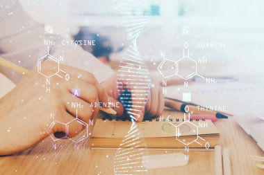 Adamın elleri notları arka planda çalışıyor. Genetik Mühendisliği ve gen manipülasyon konsepti.