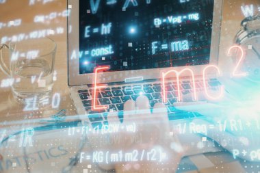 Bilimsel formül hologramı, arka planda bilgisayarla çalışan bir adam. Eğitim konsepti. Çift pozlama.