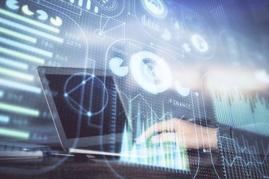 Teknoloji temalı dizüstü bilgisayarda çalışan bir adam. Büyük veri kavramı. Çift pozlama.