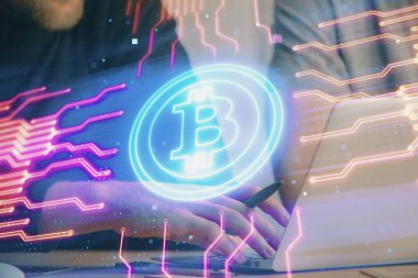 Kripto para tema hologramı arka planda bilgisayar üzerinde çalışan işadamı ile. Blockchain kavramı. Çift pozlama.