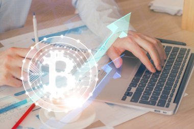 Kripto para tema hologramı arka planda bilgisayar üzerinde çalışan işadamı ile. Blockchain kavramı. Çift pozlama.