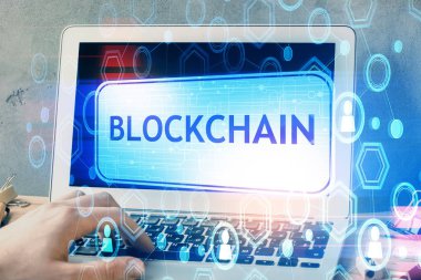 Kripto para tema hologramı arka planda bilgisayar üzerinde çalışan işadamı ile. Blockchain kavramı. Çift pozlama.