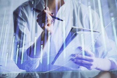 Finansal grafik el notları arka plan alarak üzerinde çizilmiş. Araştırma kavramı. Çoklu pozlama