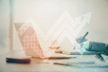 Arkaplanda bilgisayar üzerinde çalışan iş adamıyla birlikte büyüyen oklar. Başarı konsepti. Çift pozlama.