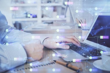 Teknoloji temalı dizüstü bilgisayarla çalışan bir iş adamı. Büyük veri kavramı. Çift pozlama.