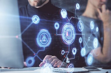 Veri temalı hologramın arka planda bilgisayar üzerinde çalışan bir adamla çoklu pozlandırılması. Yenilik kavramı.