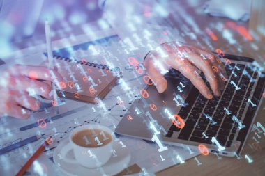 Veri temalı hologramın arka planda bilgisayarla çalışan bir adam tarafından çifte maruz bırakılması. Yenilik kavramı.