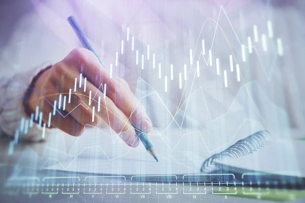 Financiële Forex grafiek die op handen wordt getoond die nota's achtergrond nemen. Concept van onderzoek. Dubbele belichting — Stockfoto