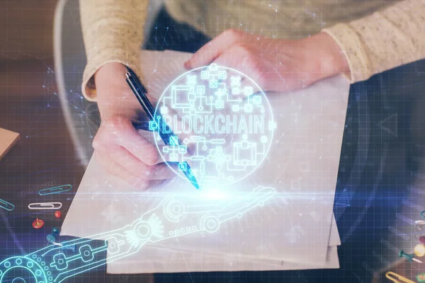 Hologramm der Kryptowährung über den Händen der Frau, Hintergrund schreibend. Konzept der Blockchain. Mehrfachbelichtung — Stockfoto