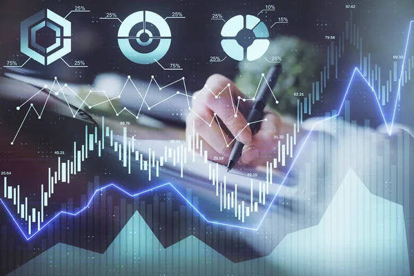 Gráfico de divisas financieras que se muestran en las manos tomando notas de fondo. Concepto de investigación. Exposición múltiple —  Fotos de Stock