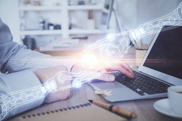 Teknoloji temalı dizüstü bilgisayarla çalışan bir iş adamı. Büyük veri kavramı. Çift pozlama.